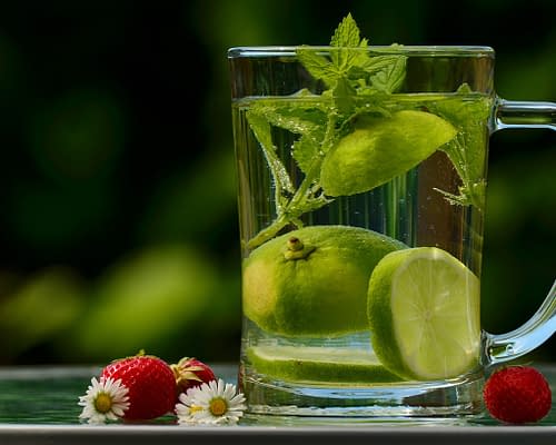 What are the health benefits of consuming lemon water?